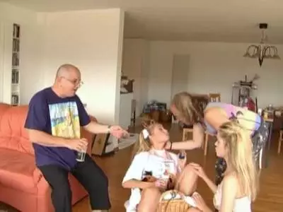 Mehrere attraktive perverse Weiber rammeln sich gehörig gegenseitig