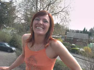 Mit dem Sextoy rammelt sich die Nutte alleine durch