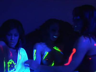 Mit einem Sextoy ficken sich Latinas beim Triosex