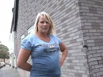 Nach der Solo-Show lässt sie sich vom Voyeur hart durchknallen