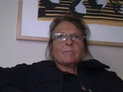 Oma massiert sich die blanke Pussy