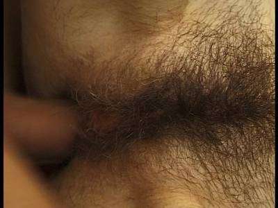 Perverse Lady lässt sich in ihre unrasierte Fotze nageln