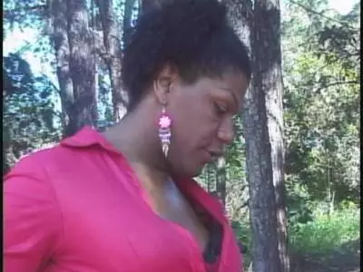 Rabenschwarze Transe mit dickem Arsch wird gebumst