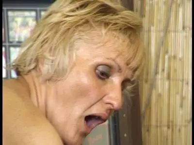 Reife Blonde wird von jungem Typen gebumst