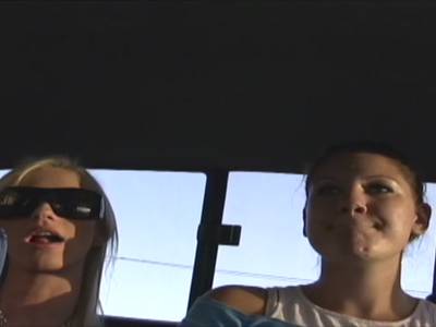 Scharfe Blondine und willige Freundin lassen sich von hartem Schaft rammeln