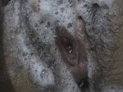 Scharfe Latina mit unrasierter Möse filmt sich bei NS Spielchen