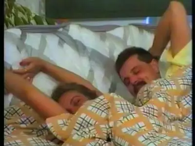 Schlanke Bitch wird in altem Porno gebumst