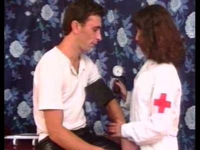 Schlanke Schlampe lässt sich in einem betagten Sexstreifen bumsen