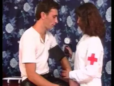 Schlanke Schlampe lässt sich in einem betagten Sexstreifen bumsen