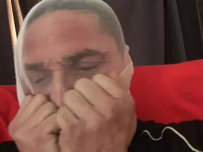 Schüchterner Sklave darf beim Shemale Fick seinen Fußfetisch ausleben