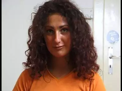 Unerfahrene Frau fingert ihre natürliche Vagina