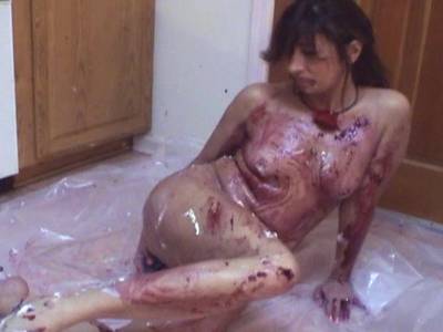 Verdorbene Hausfrau steckt einen Sextoy in ihre glitschige Fotze