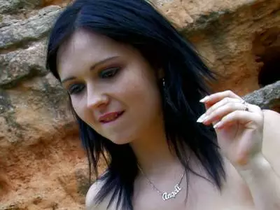 Verdorbene Nutte schluckt eine Portion Samen