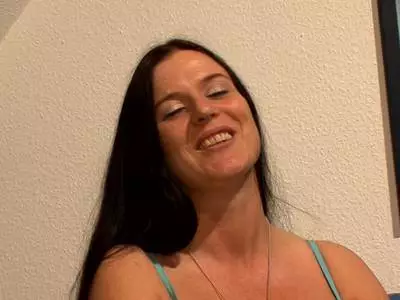 Versaute Mutter fickt sich die buschige Fotze nass