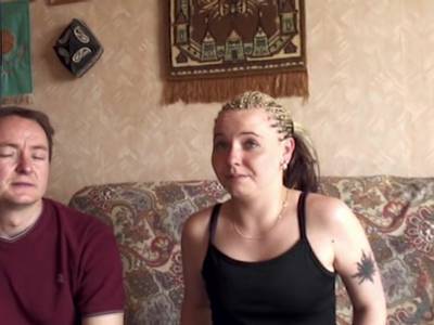 Vor dem Pofick bläst die Amateurin den steifen Schwanz 