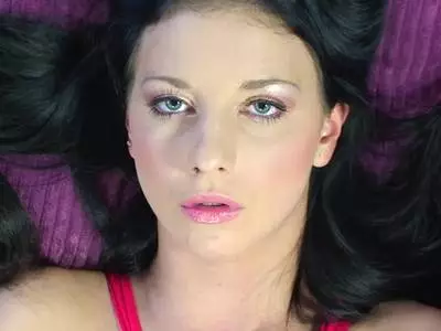 Williges Teen fickt sich die enge Ritze bis zum heißen Kommen