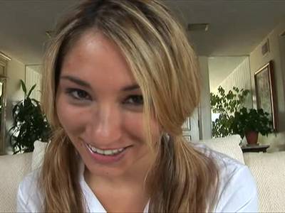 Wunderschöne verdorbene Schlampe nuckelt einen Pimmel