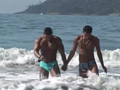 Zwei notgeile Typen blasen Outdoor Schwänze und ficken miteinander